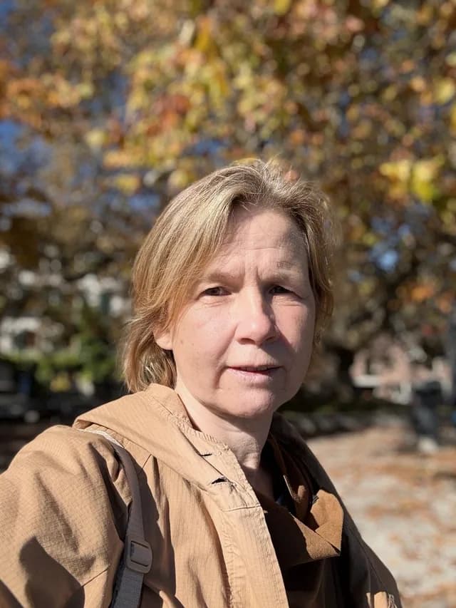 Татьяна Мирошина на улице в осеннем городе.